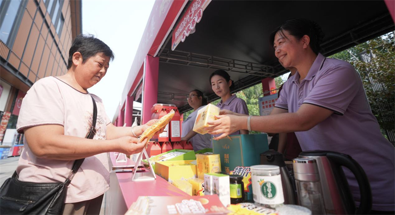  6月28日，在山東省鄒平市的夏季“黃河大集”田園豐收市集，鄒平市長山鎮(zhèn)金八方農(nóng)場(chǎng)人員銷售生產(chǎn)的飲品。
