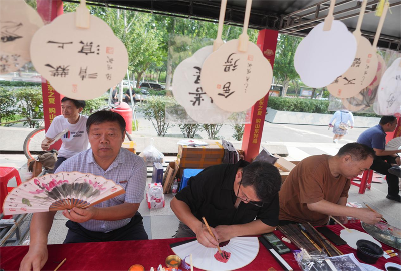 6月28日，在山東省鄒平市的夏季“黃河大集”文化扇市集，繪畫愛好者制作文化扇。