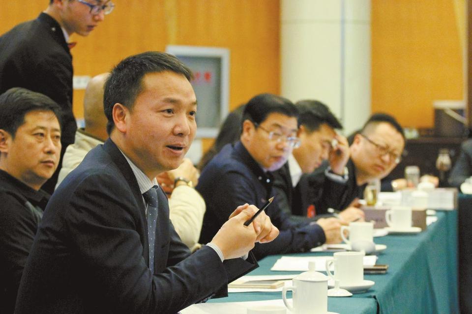 政協(xié)委員分組討論楊軍講話審議市政協(xié)常委會工作報告